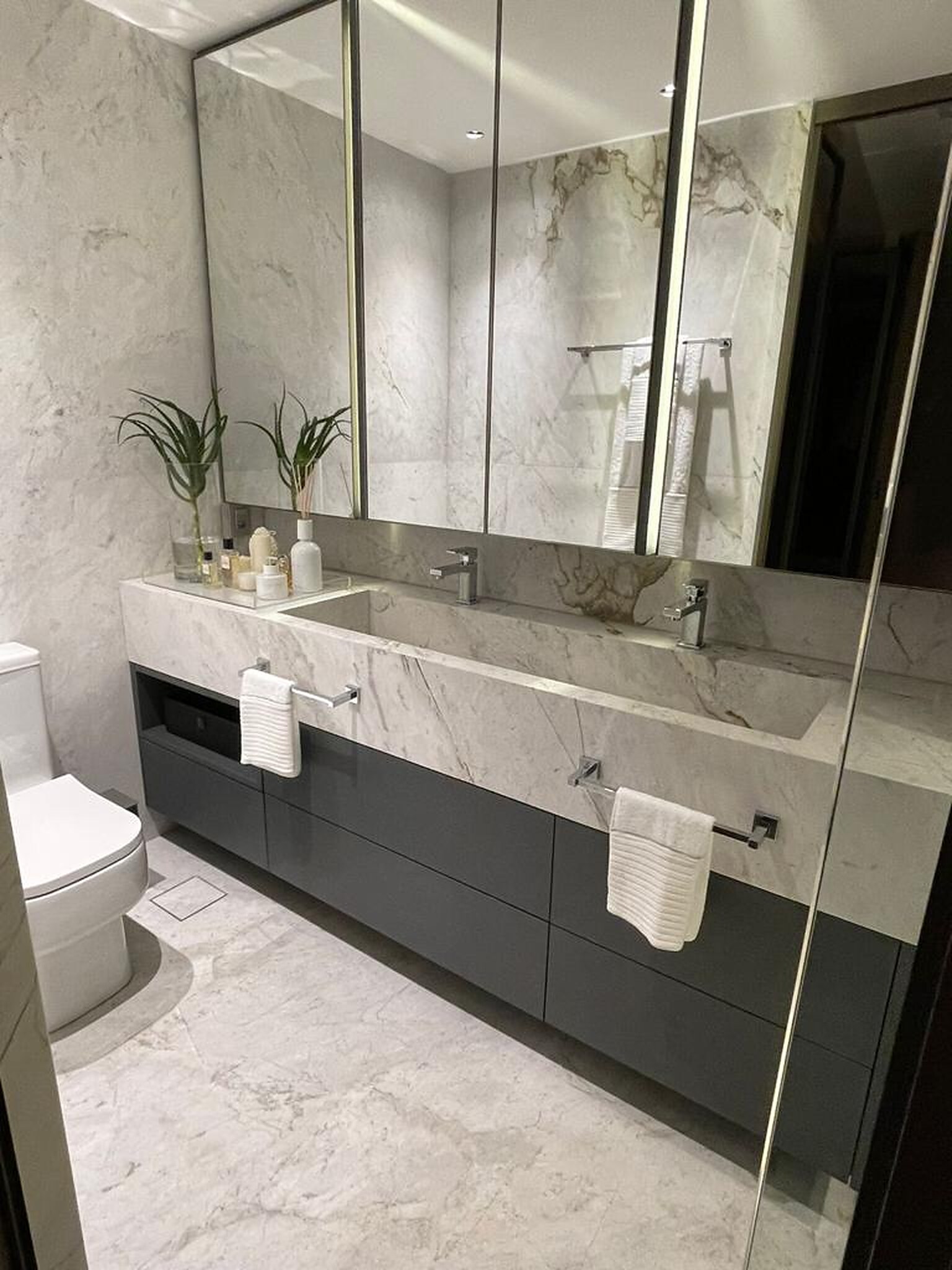 bancada sob medida em ambiente interno