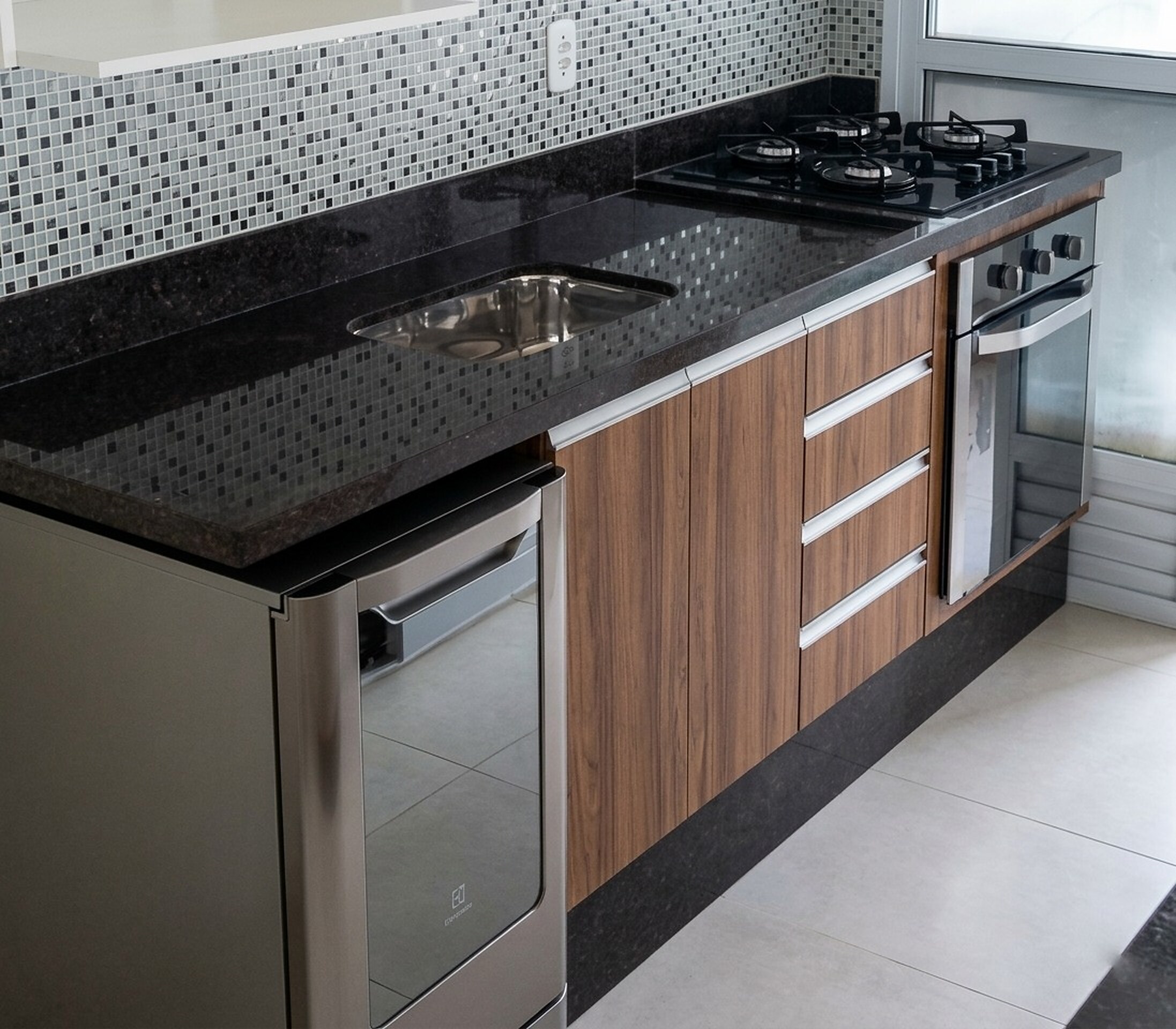 cozinha com bancada em pedra sob medida