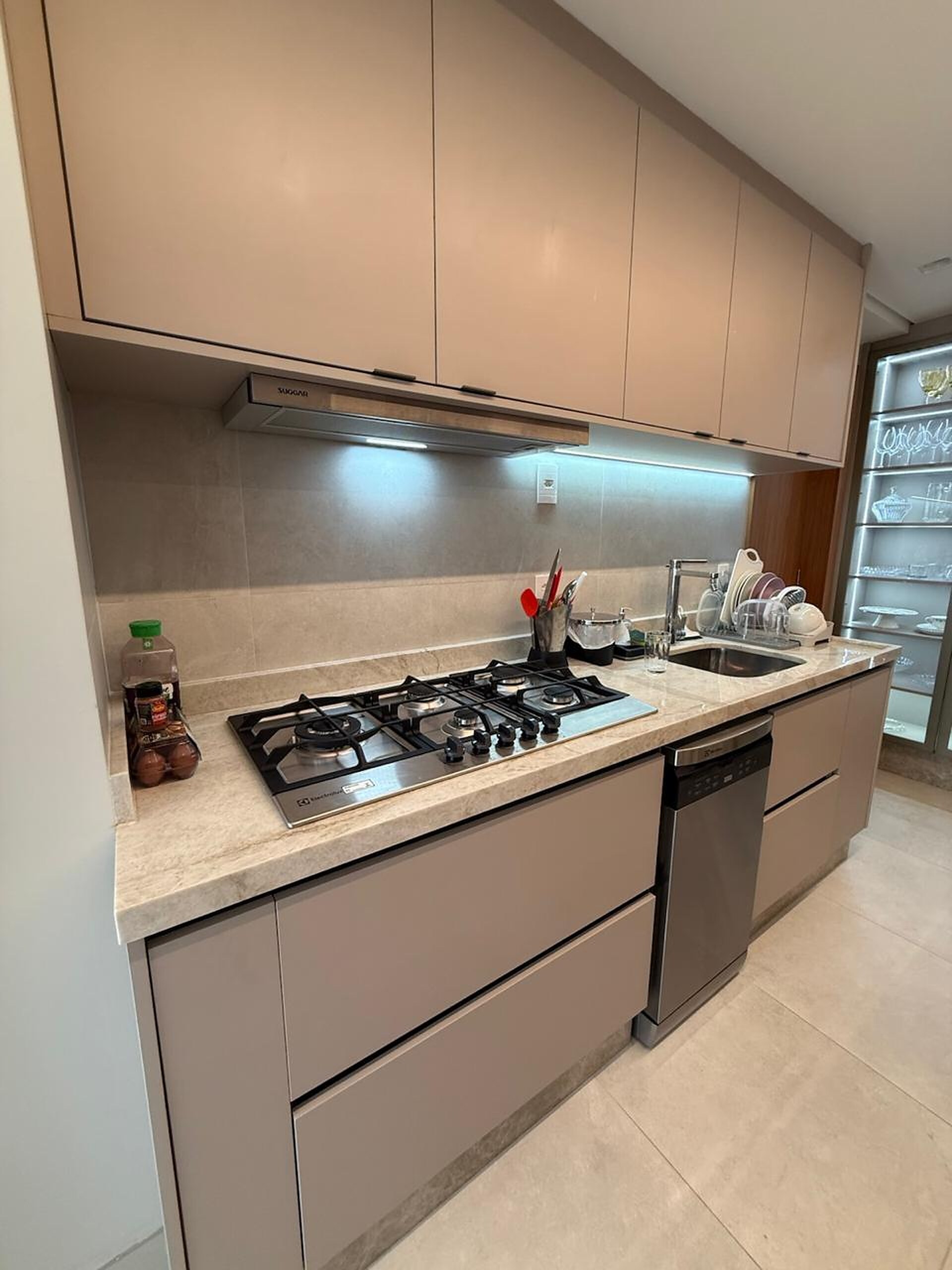 cozinha planejada com bancada em pedra