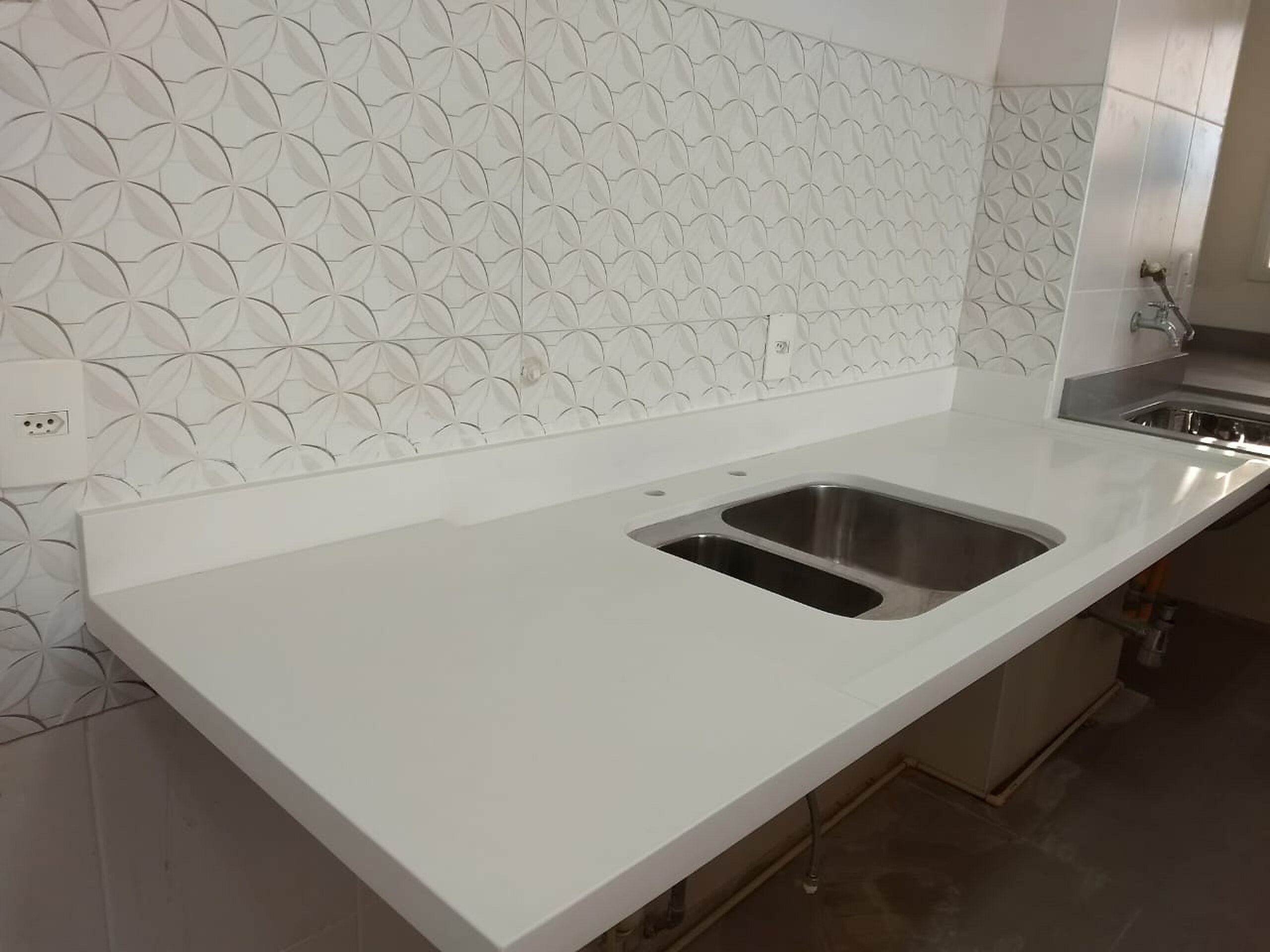 cozinha com bancada em pedra e cooktop